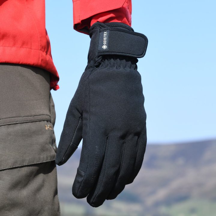 Rent gore tex waterproof gloves in puerto natales for torres del paine